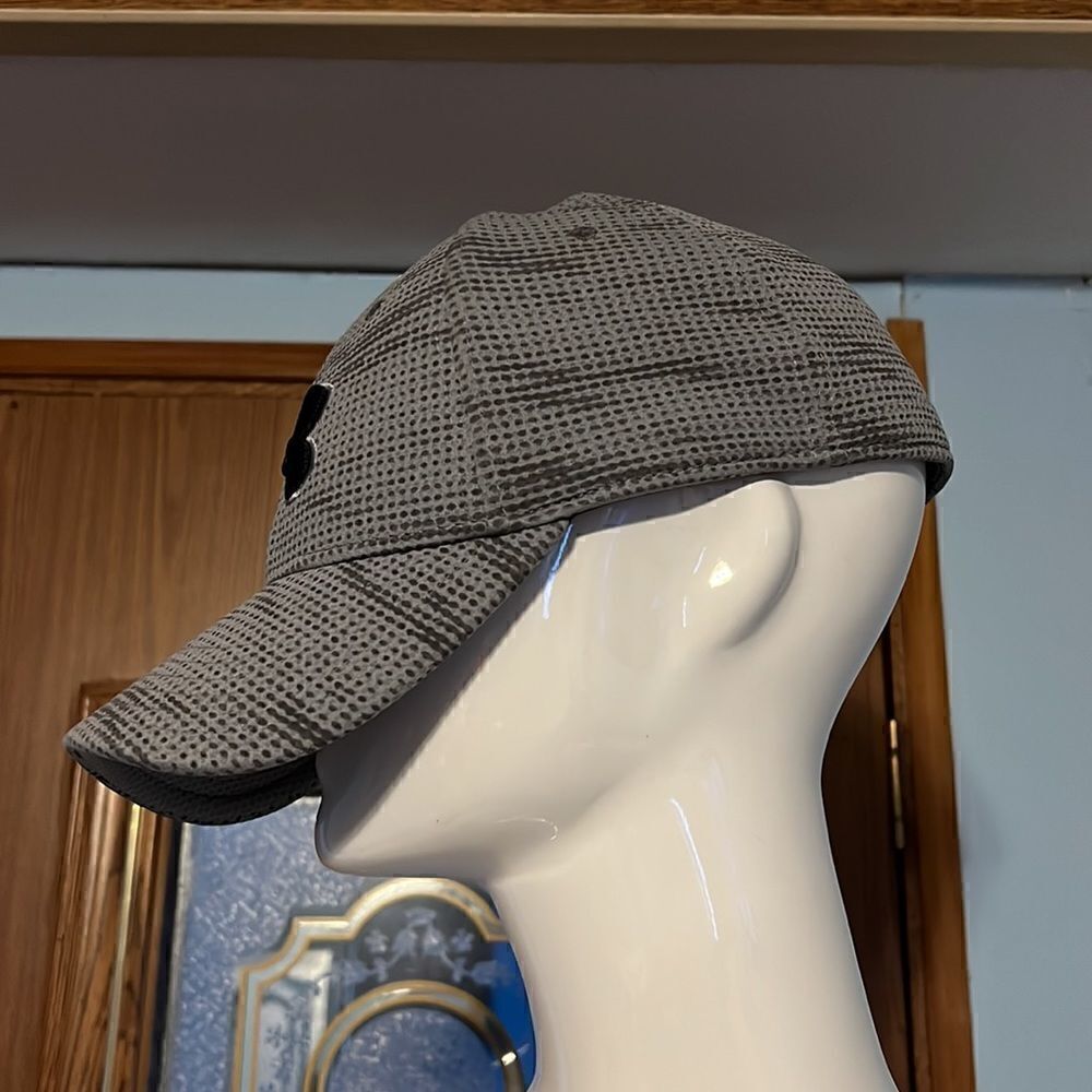 Under Armour Cap - Picture 2 of 6